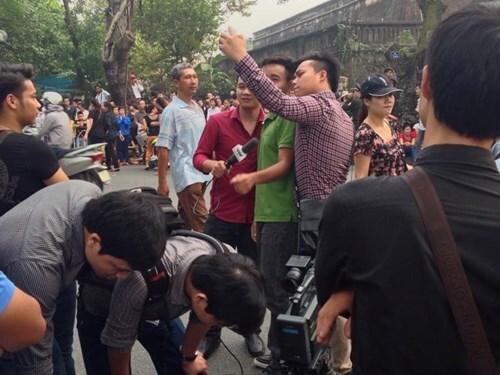 Người của VTV chụp ảnh 