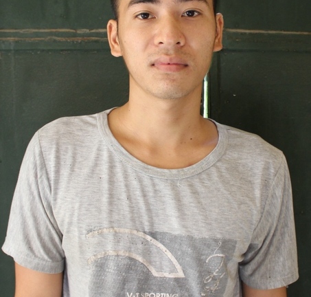 Rình trộm trai gái tình tự rồi xông vào cướp quần của cô gái