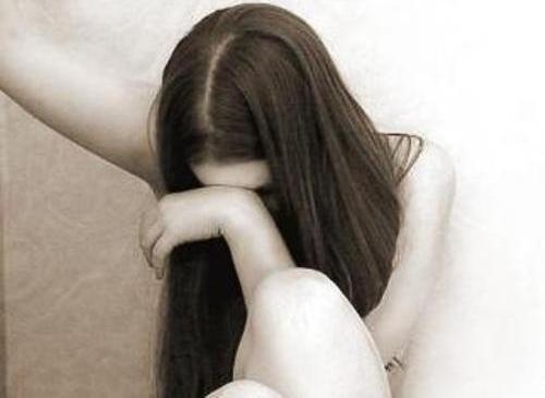 Khởi tố thầy giáo cưỡng dâm nữ sinh trong toilet