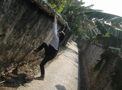 Thiếu nữ 15 tuổi trèo tường để được 