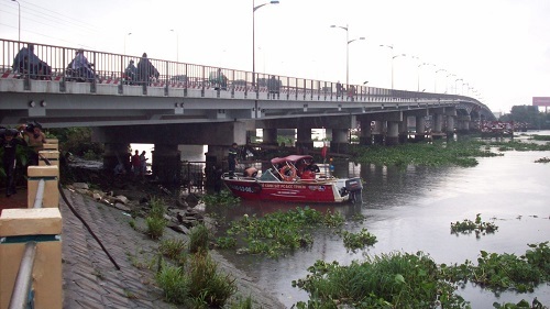 Một người nhảy cầu Bình Triệu tự vẫn