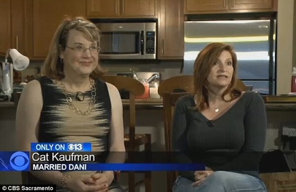 Cặp vợ chồng sau 20 năm chung sống mới biết đều... đồng tính