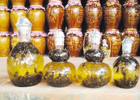 Trị ngứa kinh niên bằng mật ong ngâm rượu