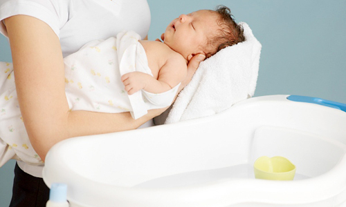 Tắm cho trẻ sơ sinh trong mùa đông: Lưu ý cần nhớ