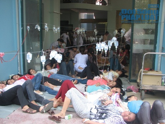 735 công nhân ngộ độc: BV trải chiếu ra hành lang cấp cứu