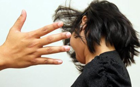 Đau đớn chồng mài kiếm dọa giết, đòi ly dị để lấy vợ mới