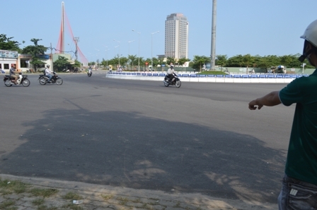 Gã đánh giày và vụ án do không cho mượn điện thoại