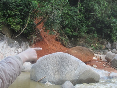 Tang thương xóm nhỏ mất hai phu vàng vì sạt lở núi
