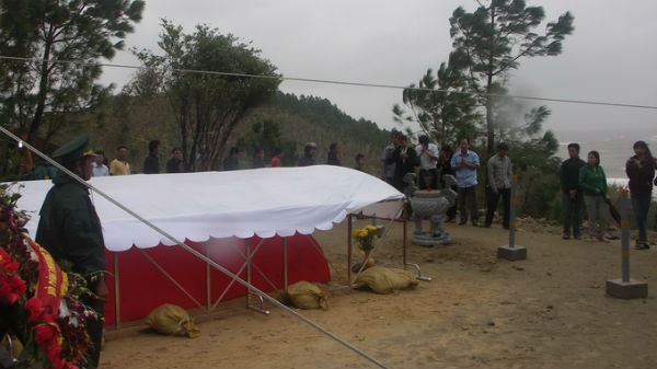 Ngày mở cửa mộ: Dòng người đội mưa viếng Đại tướng