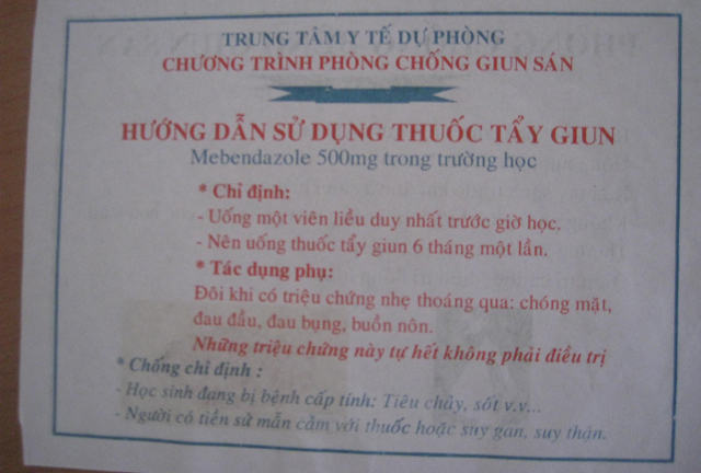 Nhà trường cho học sinh uống thuốc tẩy giun không rõ nguồn gốc?