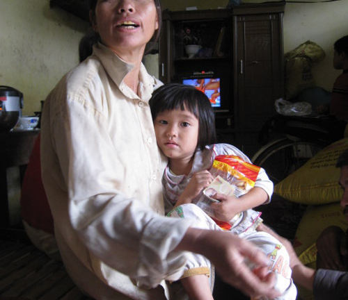 Người phụ nữ xinh đẹp chọn người điên... làm chồng