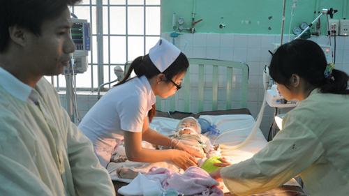 Bé gái 16 tháng chấn thương sọ não ở cơ sở giữ trẻ vì bạo hành?