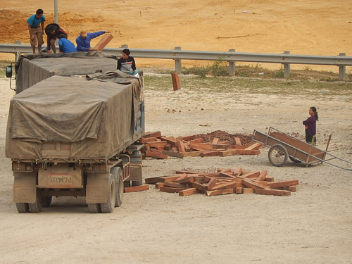 Cận cảnh thủ thuật ngụy trang gỗ lậu ở cửa khẩu Cha Lo