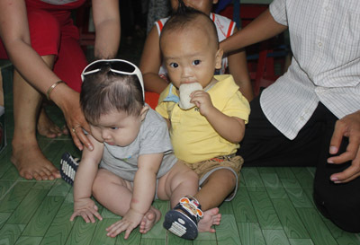 Bi hài chuyện công chức biến con đẻ thành con nuôi để lách luật