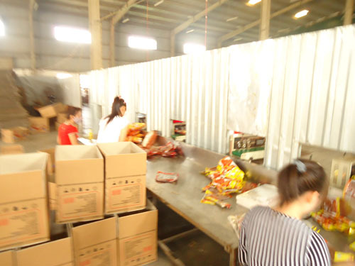 Kinh hoàng xưởng sản xuất bim bim thịt bò làm từ nilon ở Hà Nội