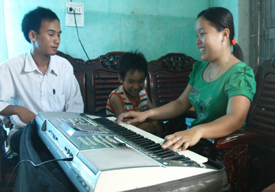 Chuyện tình cảm động của đôi vợ chồng mù vượt lên số phận