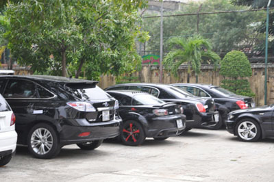 Bất thường, Việt kiều hồi hương “cõng” theo siêu xe