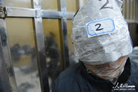 Phẫn nộ cảnh sát dùng băng dính bịt kín miệng tù nhân