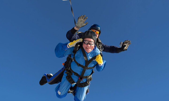 Kinh ngạc cụ ông 100 tuổi nhảy dù mừng sinh nhật 