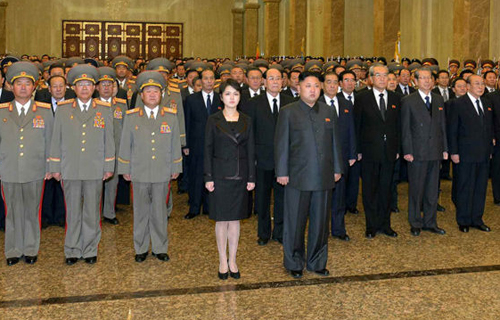 Clip: Vợ chồng Kim Jong-un tới viếng cha