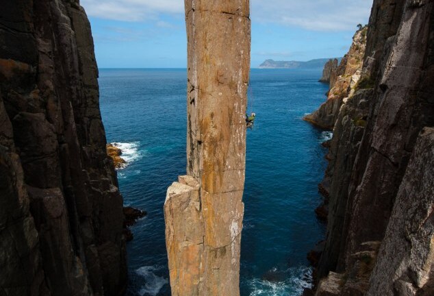 Thót tim leo cột đá thẳng đứng như phim hành động