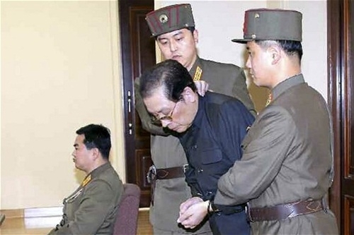 Thế giới 24h: Kim Jong-un không “xử” chú dượng bằng chó đói