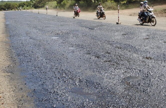 Bắt quả tang đơn vị thi công quốc lộ 14 sai quy trình