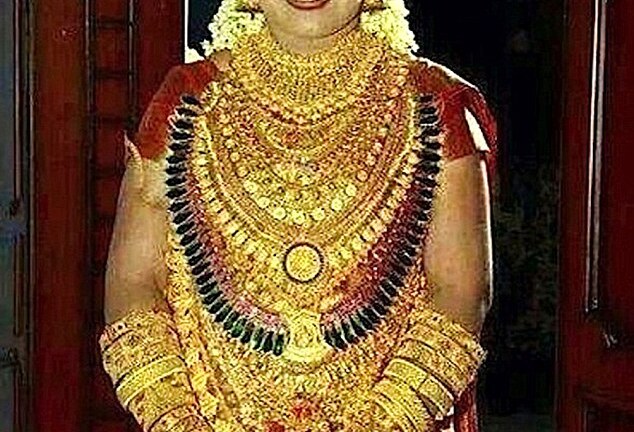 “Lóa mắt” với đám cưới cô dâu “dát” đầy vàng trên người