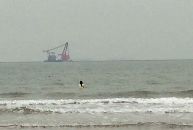 Xúc động hàng chục sinh viên giải cứu cô gái muốn tự vẫn