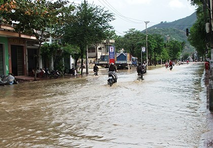 Nhiều khu dân cư bị cô lập, giao thông “tê liệt” vì mưa lũ