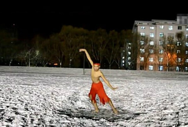 Chàng trai nhảy múa trong tuyết lạnh mừng sinh nhật người yêu gây sốt