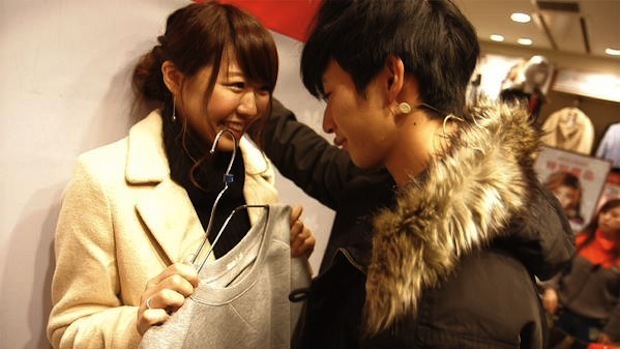 Độc đáo chiêu bán quần áo hút khách bằng… trai đẹp