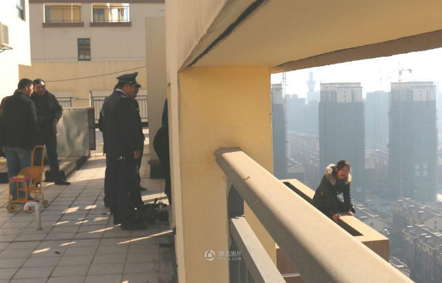 Giải cứu người phụ nữ muốn nhảy lầu tự vẫn theo chồng