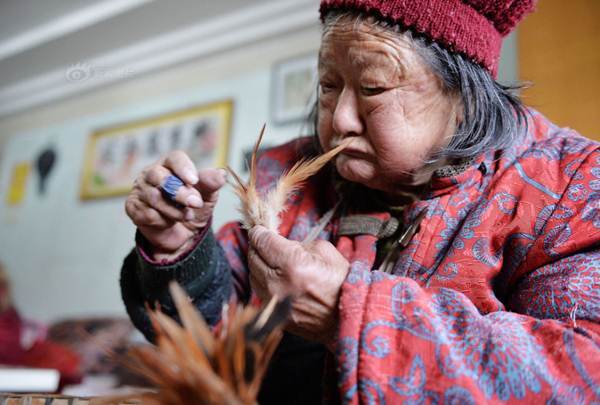 Cảm động mẹ già 86 tuổi bán cầu lông gà chữa bệnh cho con