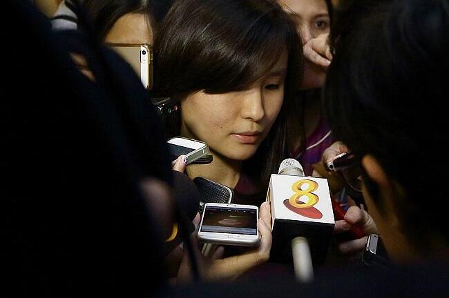 Máy bay AirAsia mất tích: Từng giây ngóng tin hôn phu