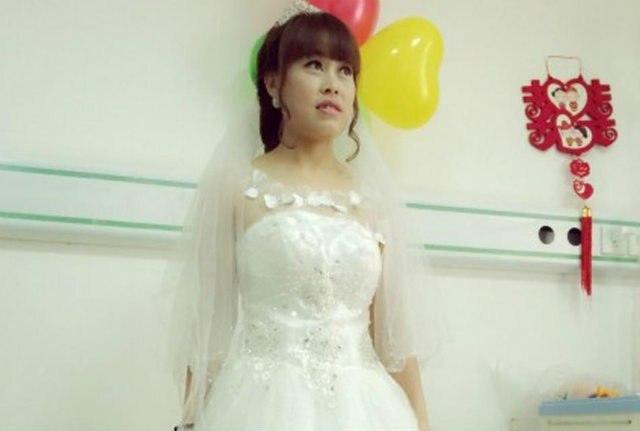 Nghẹn ngào cô gái cầu hôn bạn trai ung thư trên giường bệnh