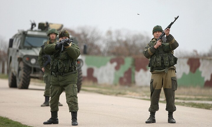 Hình ảnh phát súng cảnh cáo đầu tiên ở Crimea