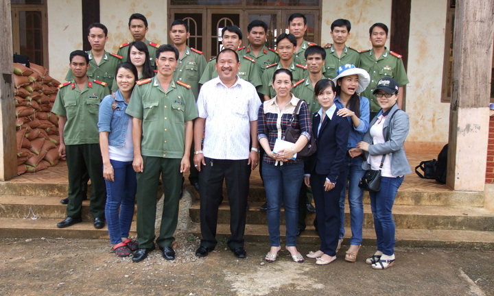 Tặng 100 phần quà cho đồng bào dân tộc thiểu số nghèo khó