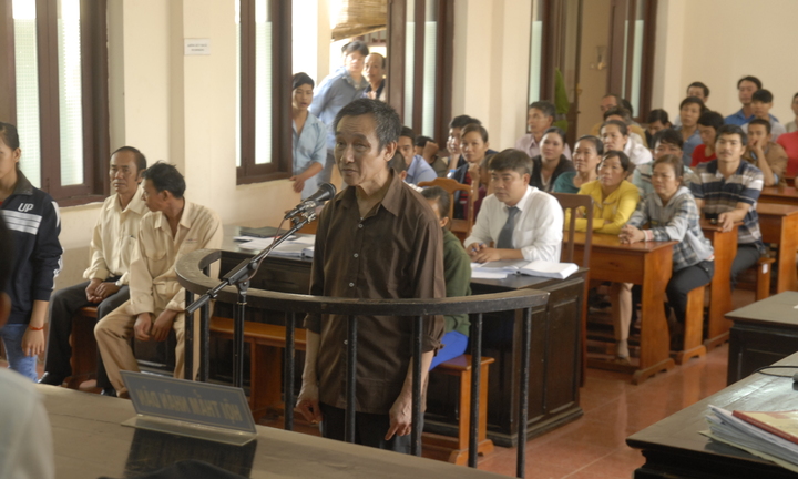 Bị đề nghị chung thân, bị cáo cãi không đẩy nạn nhân xuống giếng