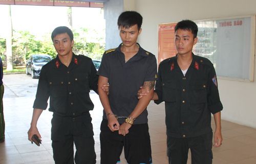 Thanh niên điển trai mang ma túy hối lộ cảnh sát bất thành