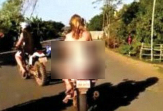 Ba du khách khỏa thân đi xe máy bị bắt giữ ở Campuchia