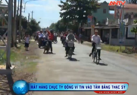 Ông thạc sỹ và cú lừa bất nhân chao đảo thôn quê