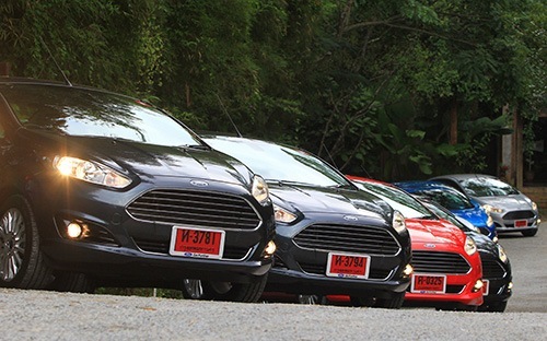 Ôtô nhập ồ ạt vào Việt Nam cận Tết Nguyên đán 2015