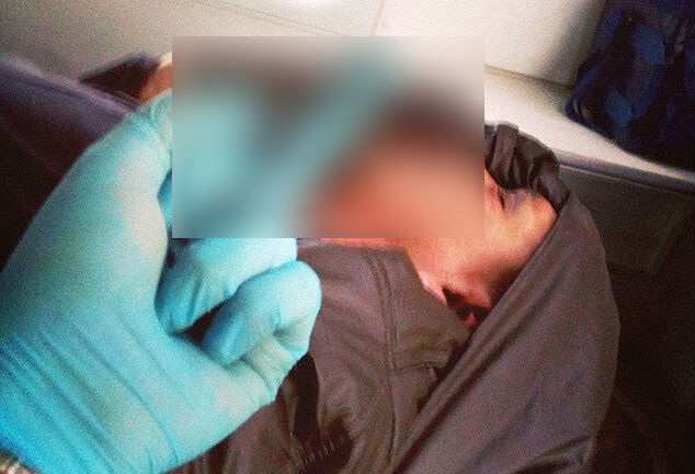 Nhân viên y tế chụp ảnh