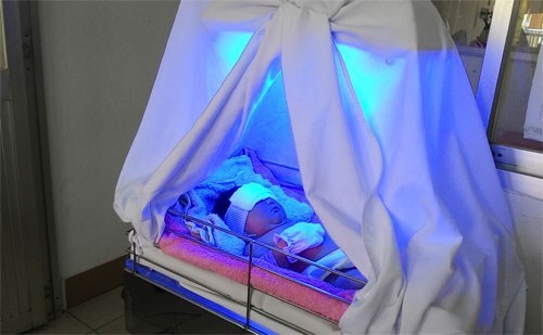 Bé sơ sinh còn nguyên dây rốn bị bỏ rơi bên lề đường