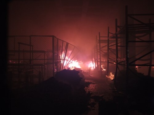 TP.HCM: 100 chiến sỹ PCCC dập lửa cháy công ty xuất khẩu giày