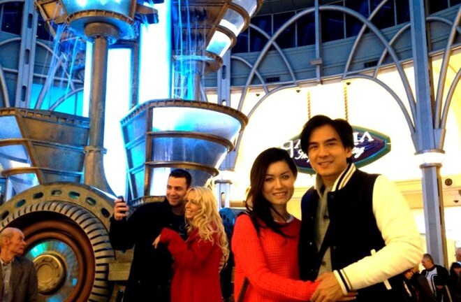 Sao Việt 24h: Đan Trường được vợ tháp tùng đi diễn