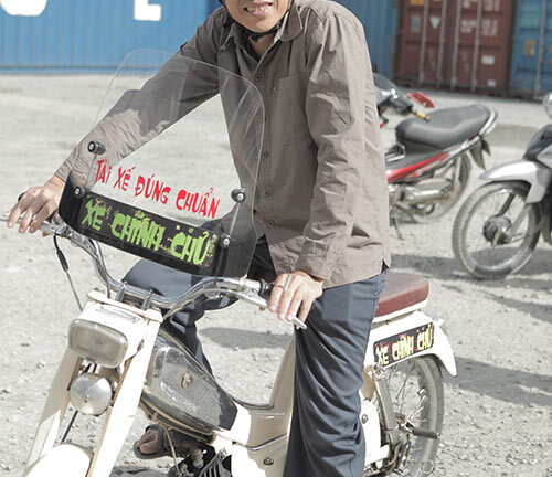 Hoài Linh làm xe ôm