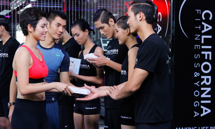 Á hậu Hoàng My mướt mồ hôi hướng dẫn thí sinh rèn thể lực