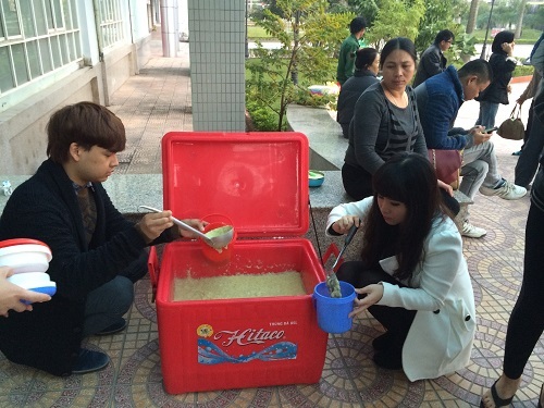 Trung Quân - Trương Phương phát cháo, quà cho người nghèo cuối năm 